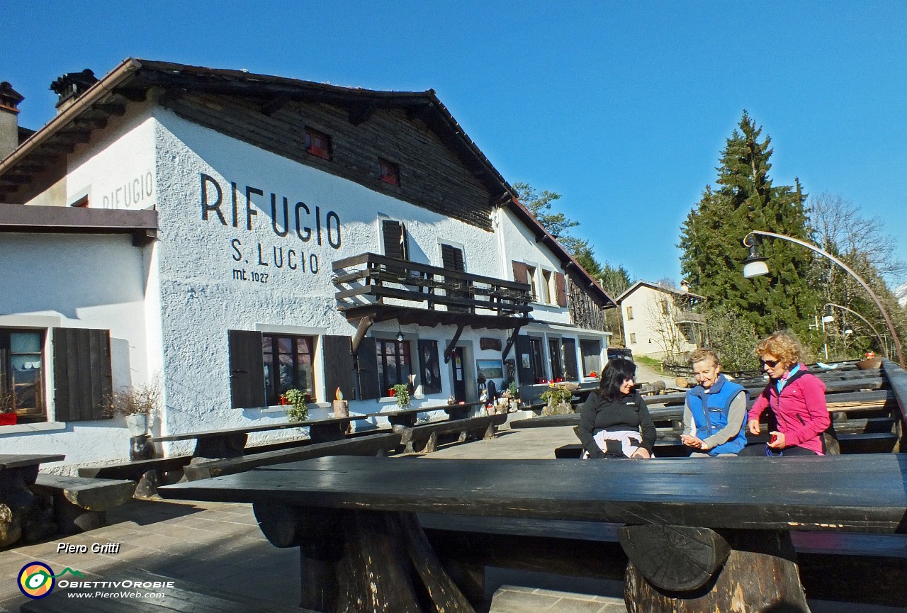 09 Al Rif. San Lucio (1027 m) con la rifugista.JPG